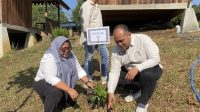 Ketua IJTI Herik Kurniawan (kanan) berdasama Ketua IJTI Korwil Sumatera Gusti Yennosa saat menanam pohon alpukat siger di Kebun Raya Liwa, Lampung, Rabu (16/9/2026). F IJTI Korwil Sumatera for SEAJori Ketua Umum IJTI Herik Kurniawan (kanan) dan Ketua Korwil Sumatera Gusti Yennosa saat menanam pohon alpukat siger di Kebun Raya Liwa, Lampung, Rabu (16/9/2026). F IJTI Kepri for SEAJori