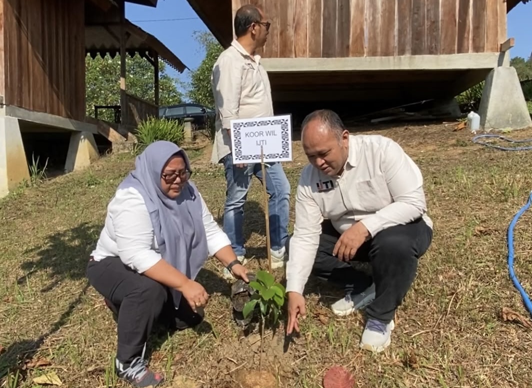 Ketua Umum IJTI Herik Kurniawan (kanan) dan Ketua Korwil Sumatera Gusti Yennosa saat menanam pohon alpukat siger di Kebun Raya Liwa, Lampung, Rabu (16/9/2026). F IJTI Kepri for SEAJori